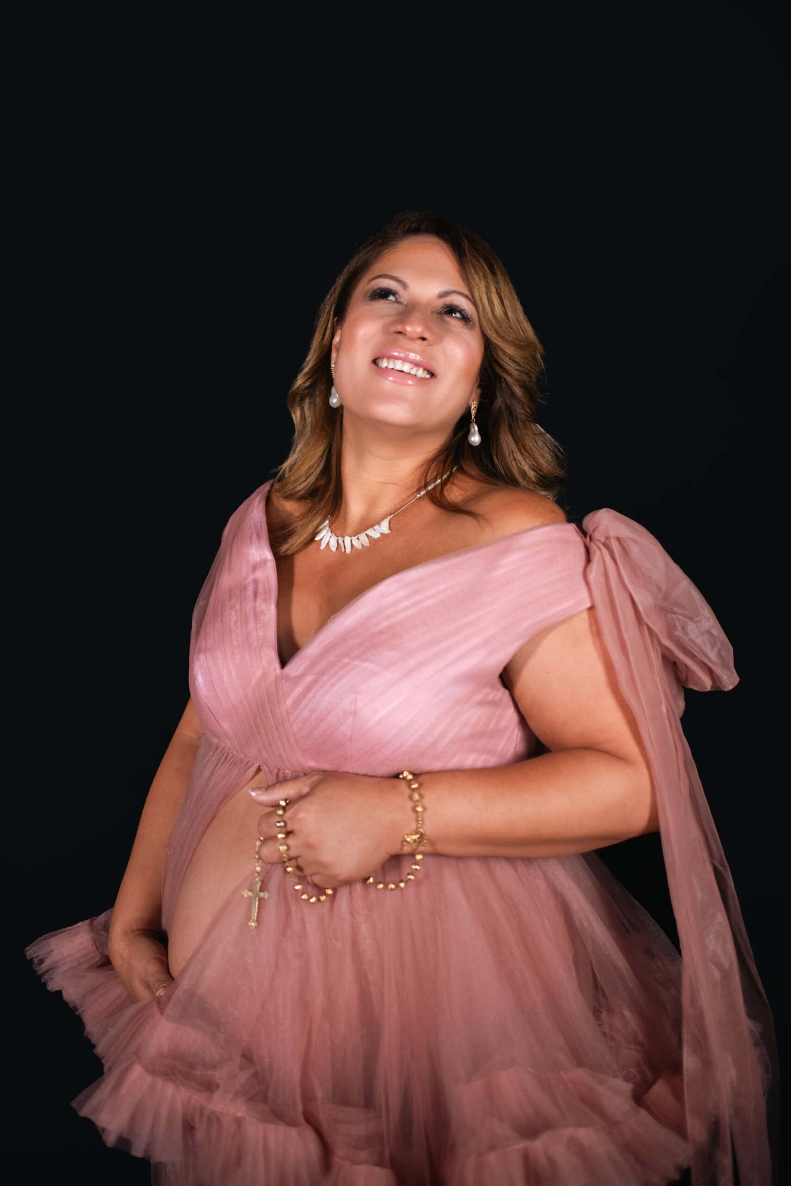 Maternity portrait photographed in Montreal by Keyris Rodriguez