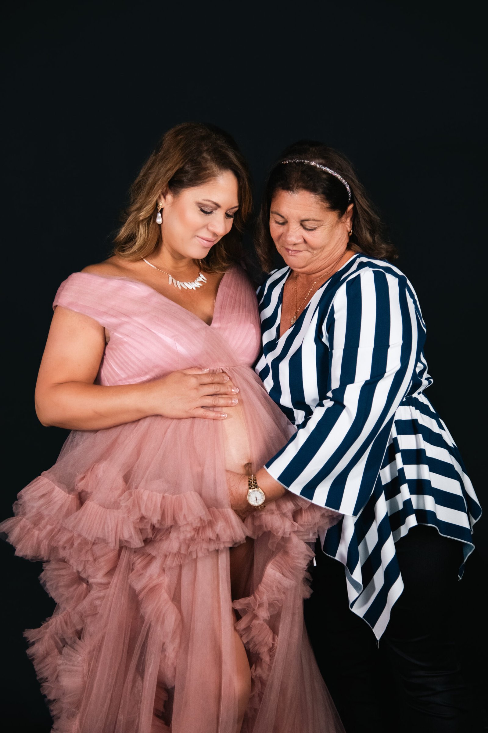 Maternity portrait photographed in Montreal by Keyris Rodriguez